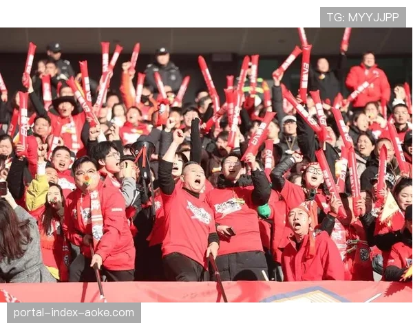 冠军赛终场哨响：深圳蓝袜队球员相拥庆祝，本土小将吴启锐高举MVP奖杯