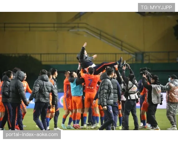 暖心一幕：对手球员受伤，全场观众用手机灯光照亮球场辅助治疗