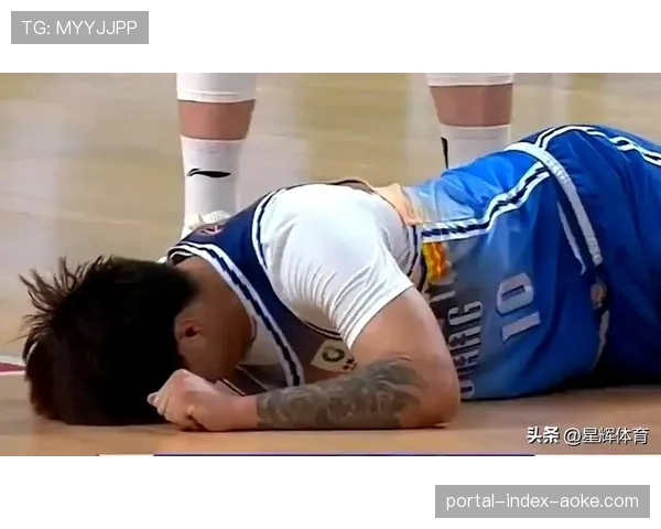 赵睿命中关键三分后向受伤膝盖喷气雾剂,随后被替换下场 赵睿命中关键三分后向受伤膝盖喷气雾剂,随后被替换下场